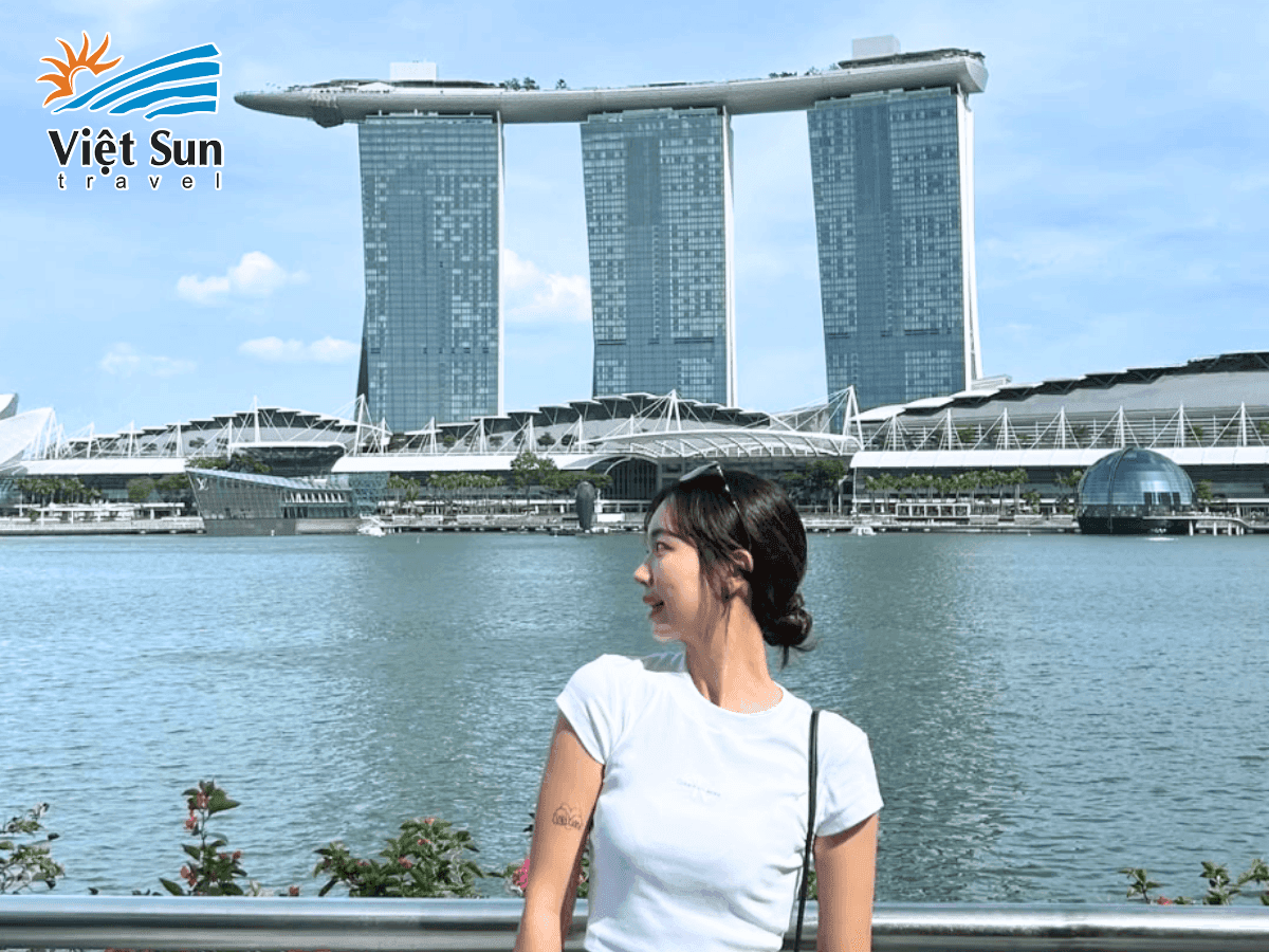 Marina Bay Sands, khách sạn và tổ hợp giải trí cao cấp biểu tượng của Singapore nhìn từ vịnh Marina