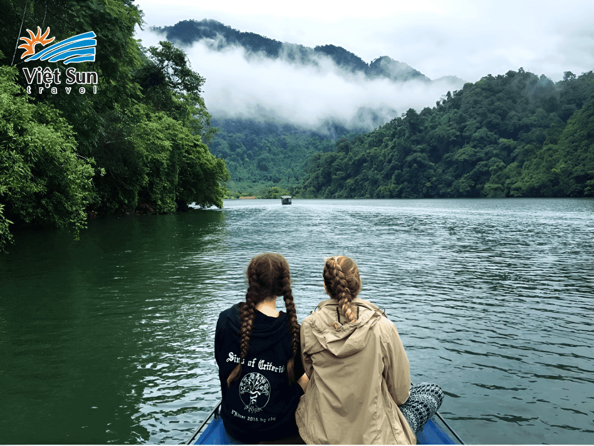 Mặt hồ Ba Bể phẳng lặng, được bao quanh bởi núi non xanh thẳm