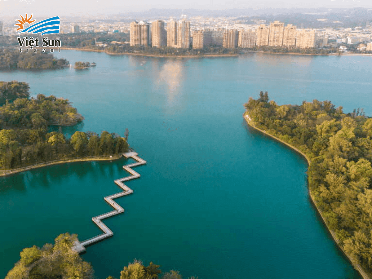 Mặt hồ tĩnh lặng giữa công viên Đầm Sen Chengcing