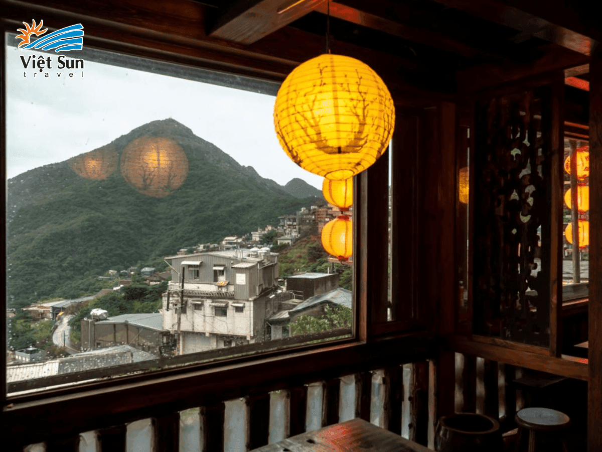 Mặt tiền nhà gỗ kiểu Nhật xen lẫn mái ngói Hán cổ tại Cửu Phần