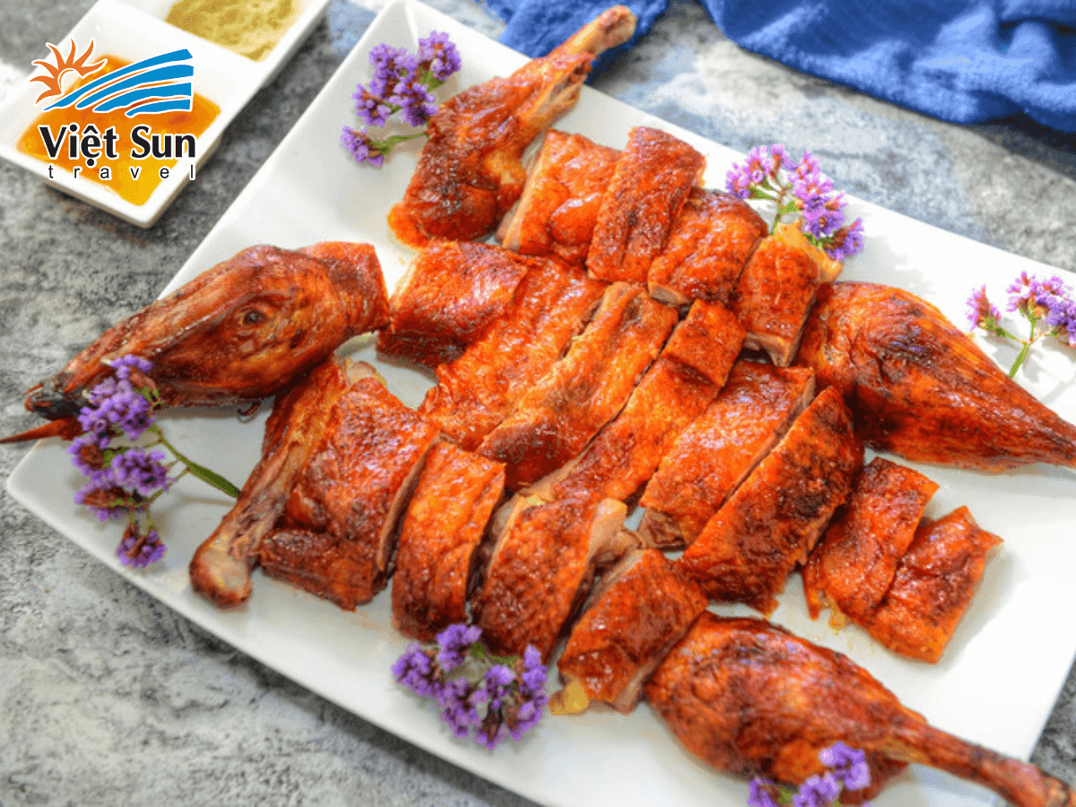 Miếng ngỗng da giòn, thịt mềm, cắt lát hấp dẫn bên cơm trắng