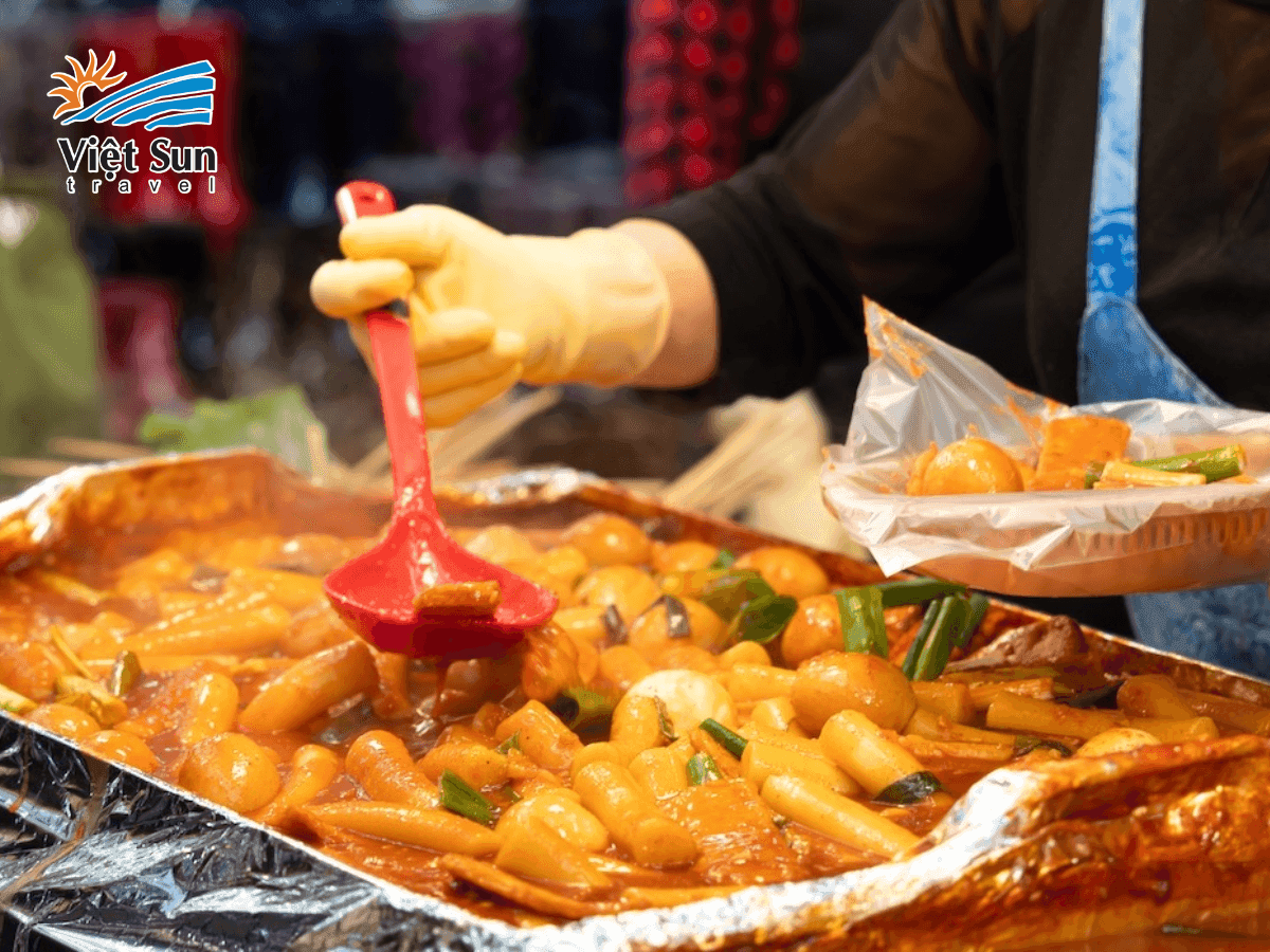 Món ăn đường phố tokbokki cay đặc trưng tại Myeongdong, Seoul
