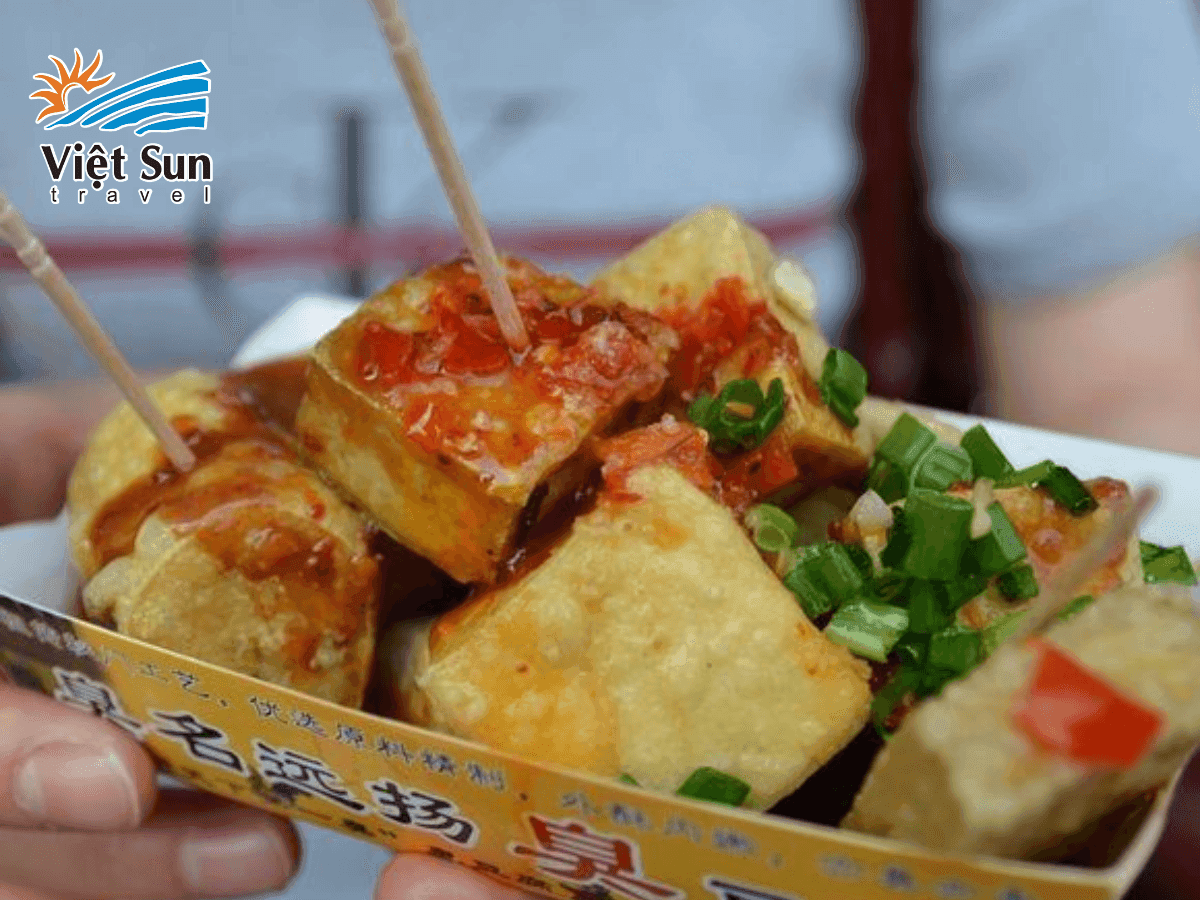 Món ăn vặt Đài Loan mang tên Đậu hũ thối – tuy có mùi đặc trưng nhưng nổi bật bởi độ giòn bên ngoài, mềm bên trong