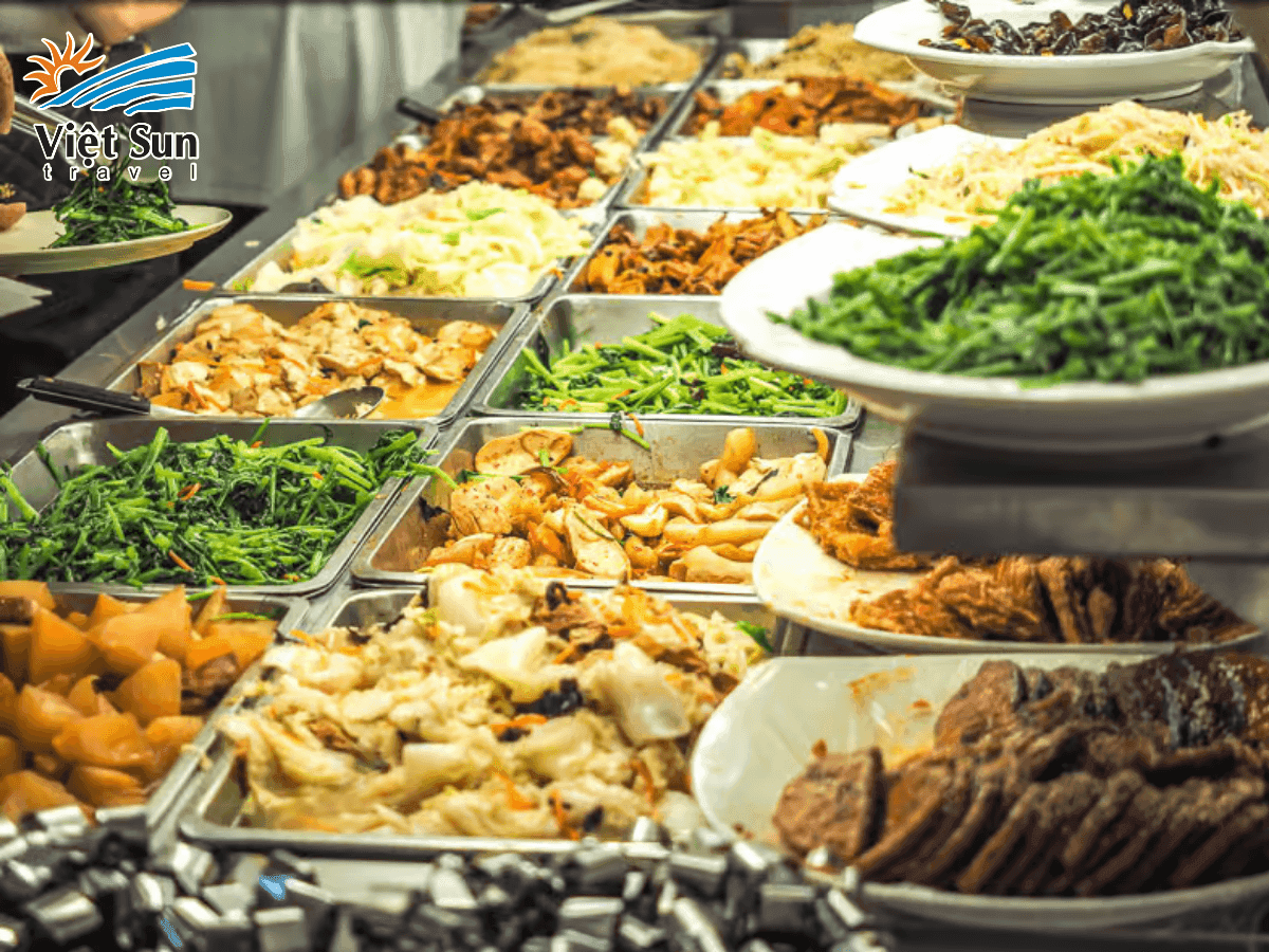 Món chay thanh đạm trình bày đẹp mắt tại chợ đêm.