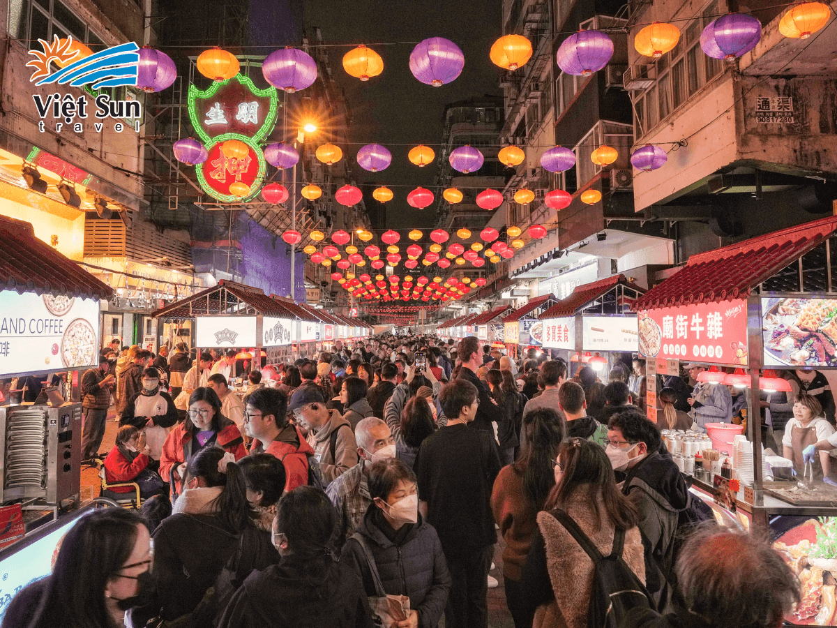 Một góc chợ hoặc trung tâm mua sắm nổi tiếng ở Hồng Kông với đông người mua sắm