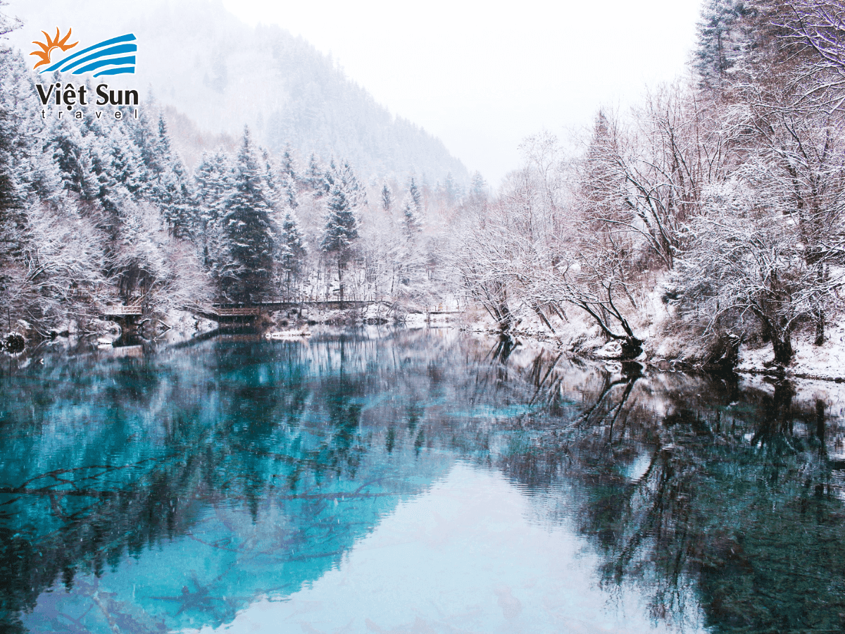 Mùa đông phủ tuyết trắng lên Cửu Trại Câu, mang đến vẻ đẹp tĩnh lặng