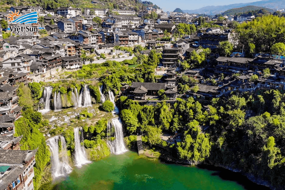 Mùa hè rực rỡ tại Tương Tây với rừng núi bát ngát và bầu trời trong xanh.png