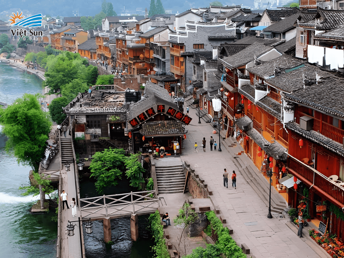 Mua sắm tại Phượng Hoàng Cổ Trấn – không chỉ là tiêu dùng, mà là hành trình khám phá văn hóa sống động