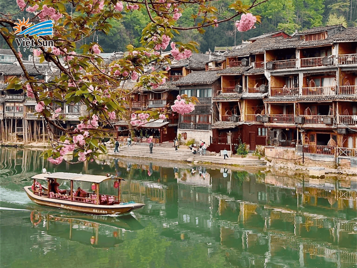 Mùa xuân ngập tràn sắc hoa trên sông Đà Giang