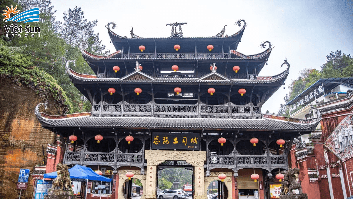 Dừng chân tham quan Thổ Tư Thành