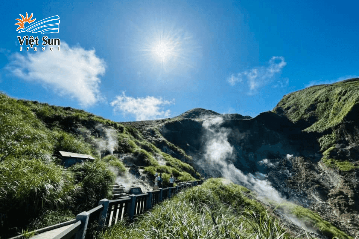 Nét đẹp vừa hoang sơ vừa thơ mộng của Dương Minh Sơn.