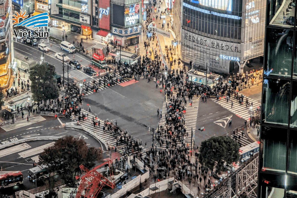 Ngã tư Shibuya tấp nập người qua lại mỗi phút giây.