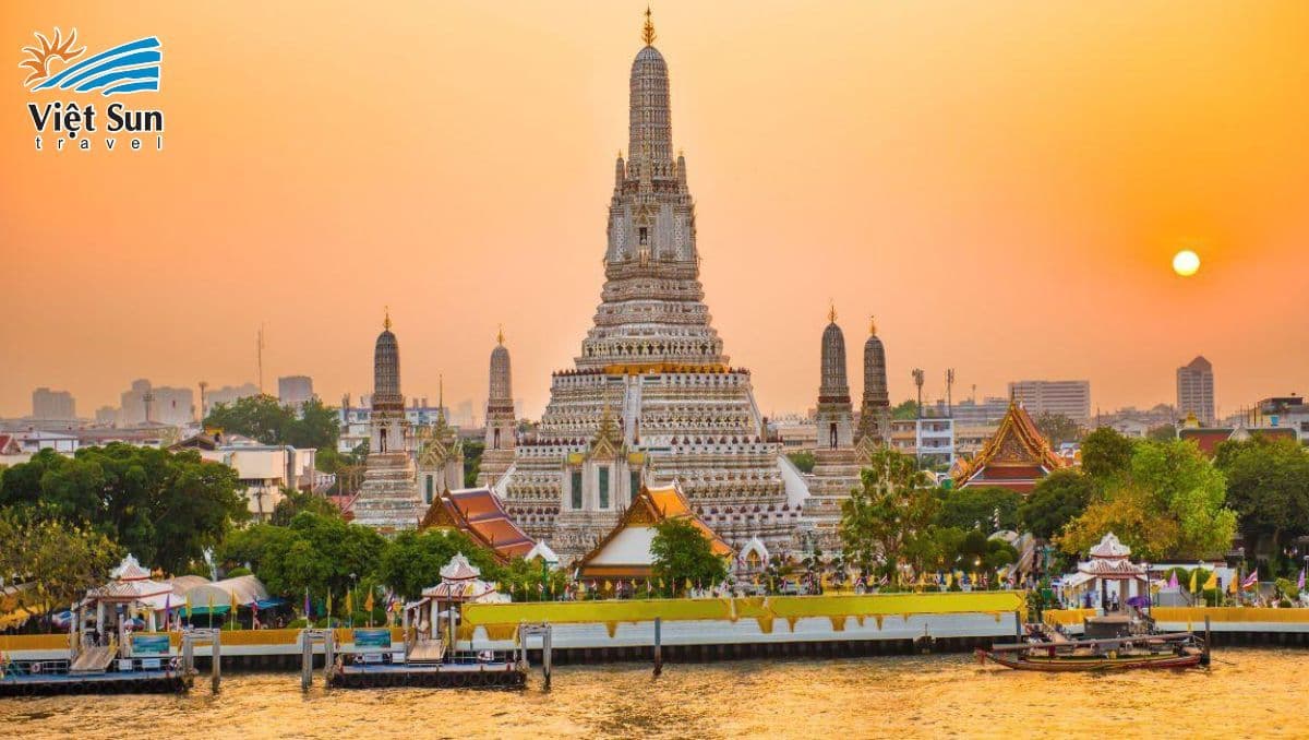 Ngắm hoàng hôn trên sông Chao Phraya