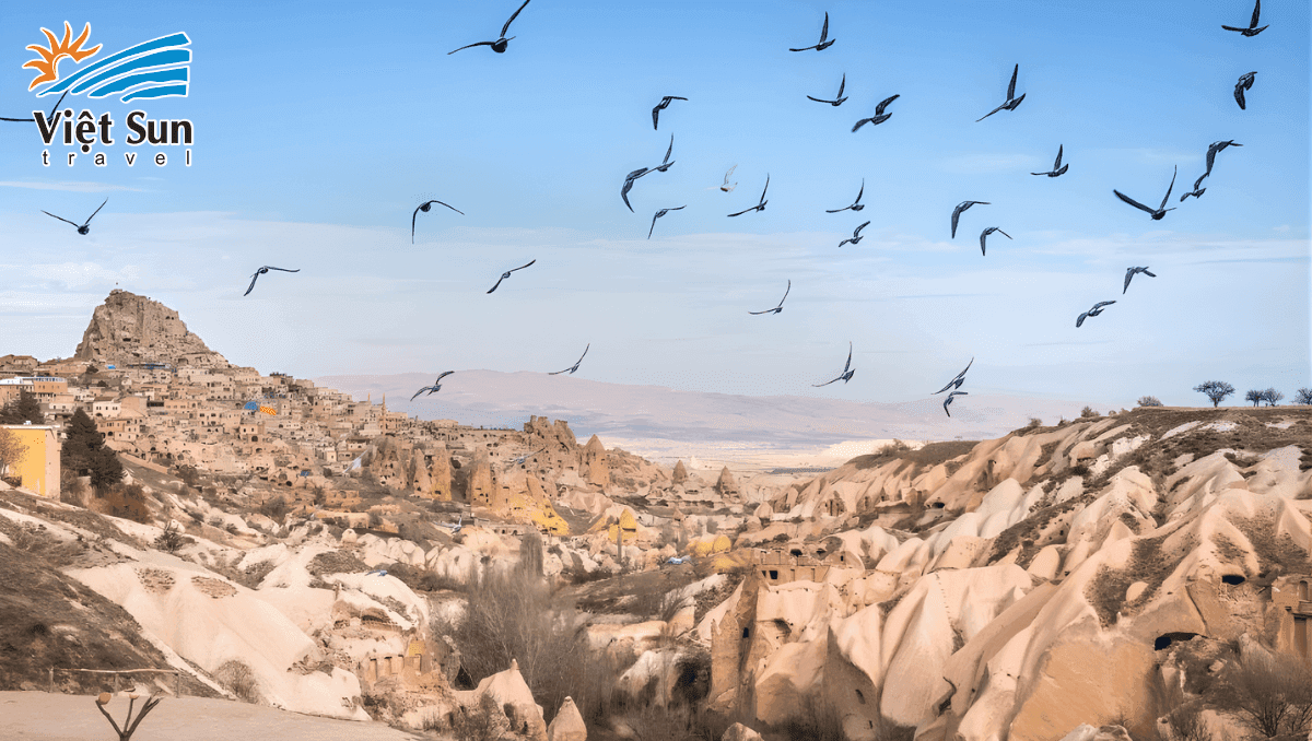 Ngắm nhìn Thung lũng bồ câu nơi hàng ngàn ngôi nhà cho chim bồ câu được khắc vào trong cột đáchiêm ngưỡng cảnh bình minh ở Cappadocia trên khinh khí cầu Thổ Nhĩ Kỳ - Viet Sun Travel