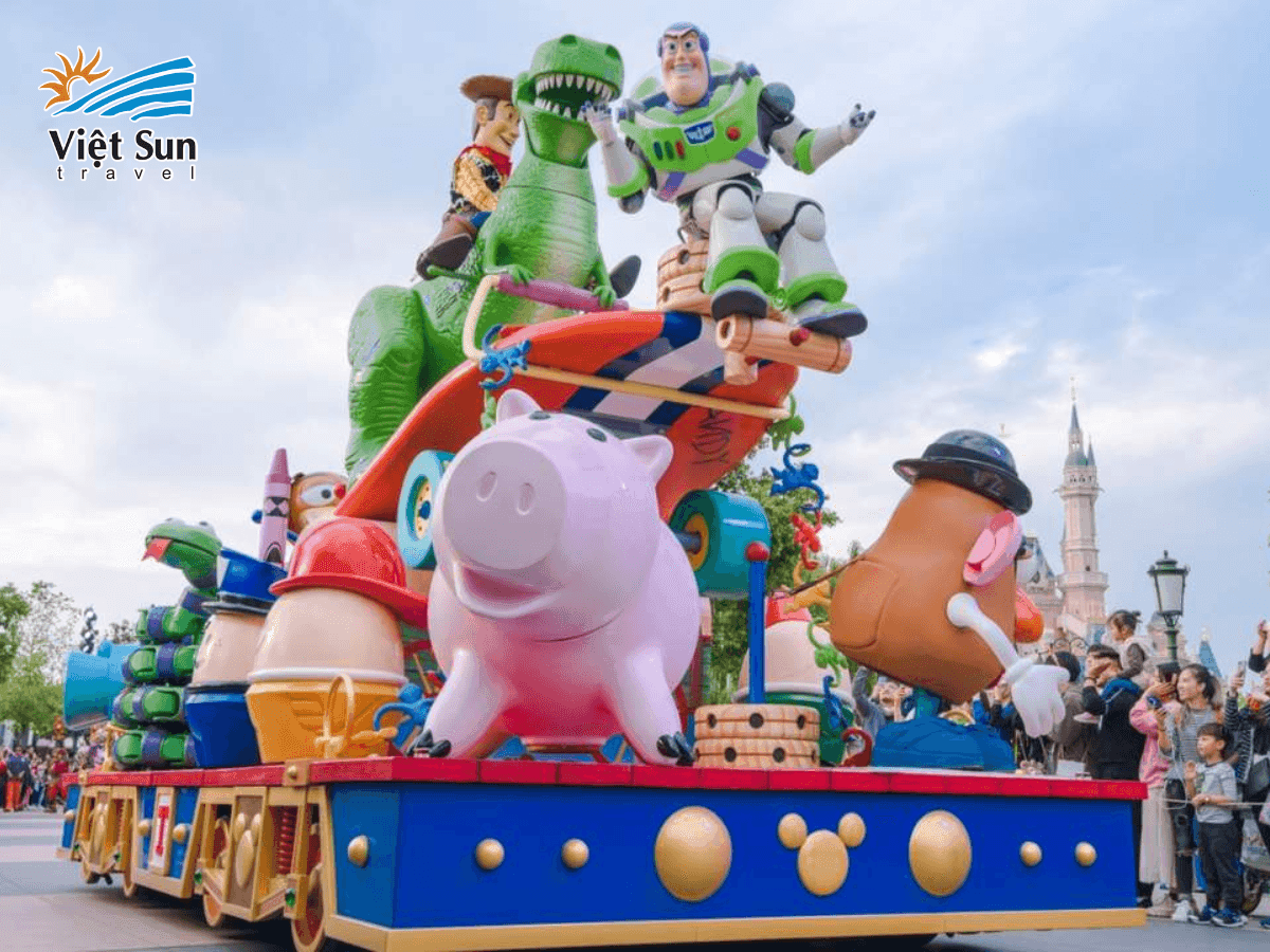 Ngắm nhìn đoàn diễu hành tại Disneyland Thượng Hải