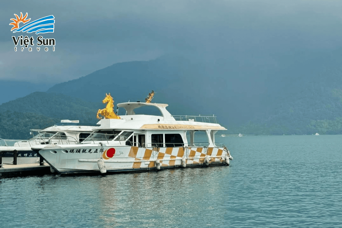 Ngắm trọn hồ Nhật Nguyệt từ boong du thuyền – một trải nghiệm không thể bỏ lỡ