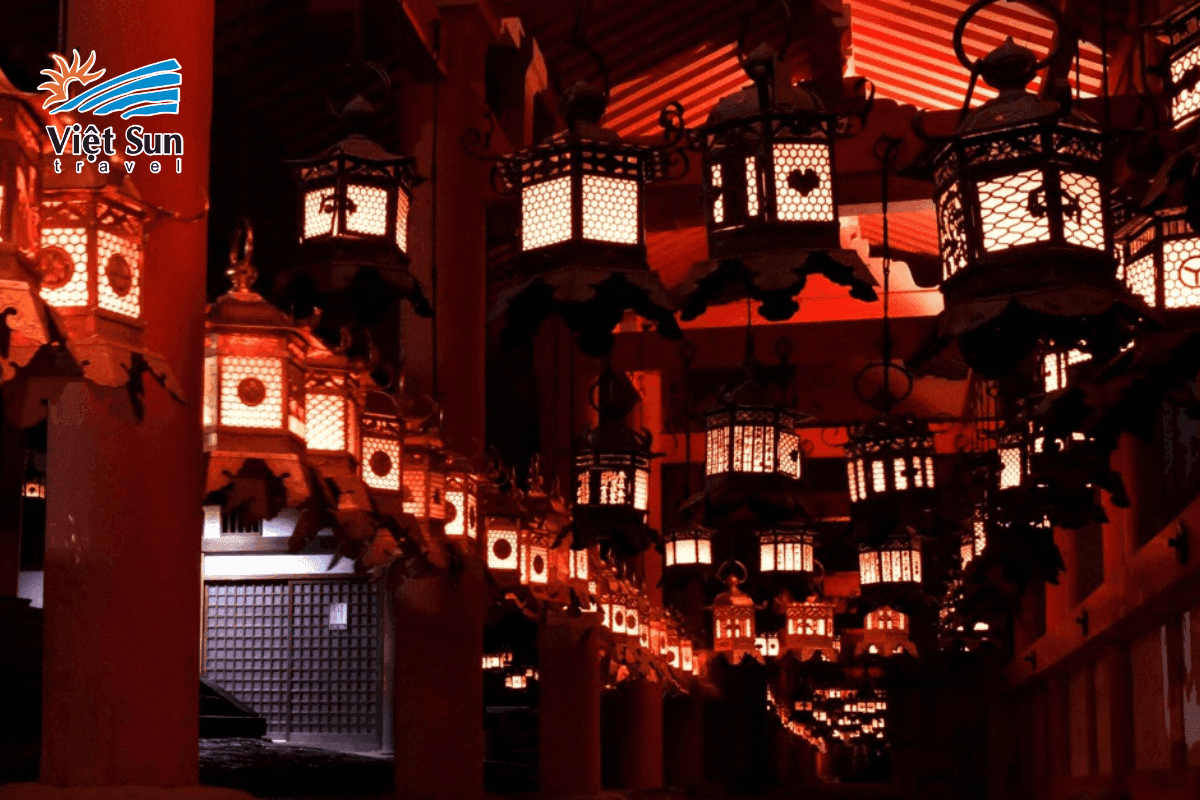 Ngàn đèn lồng cổ kính tại đền Kasuga Taisha – linh hồn cố đô Nara.