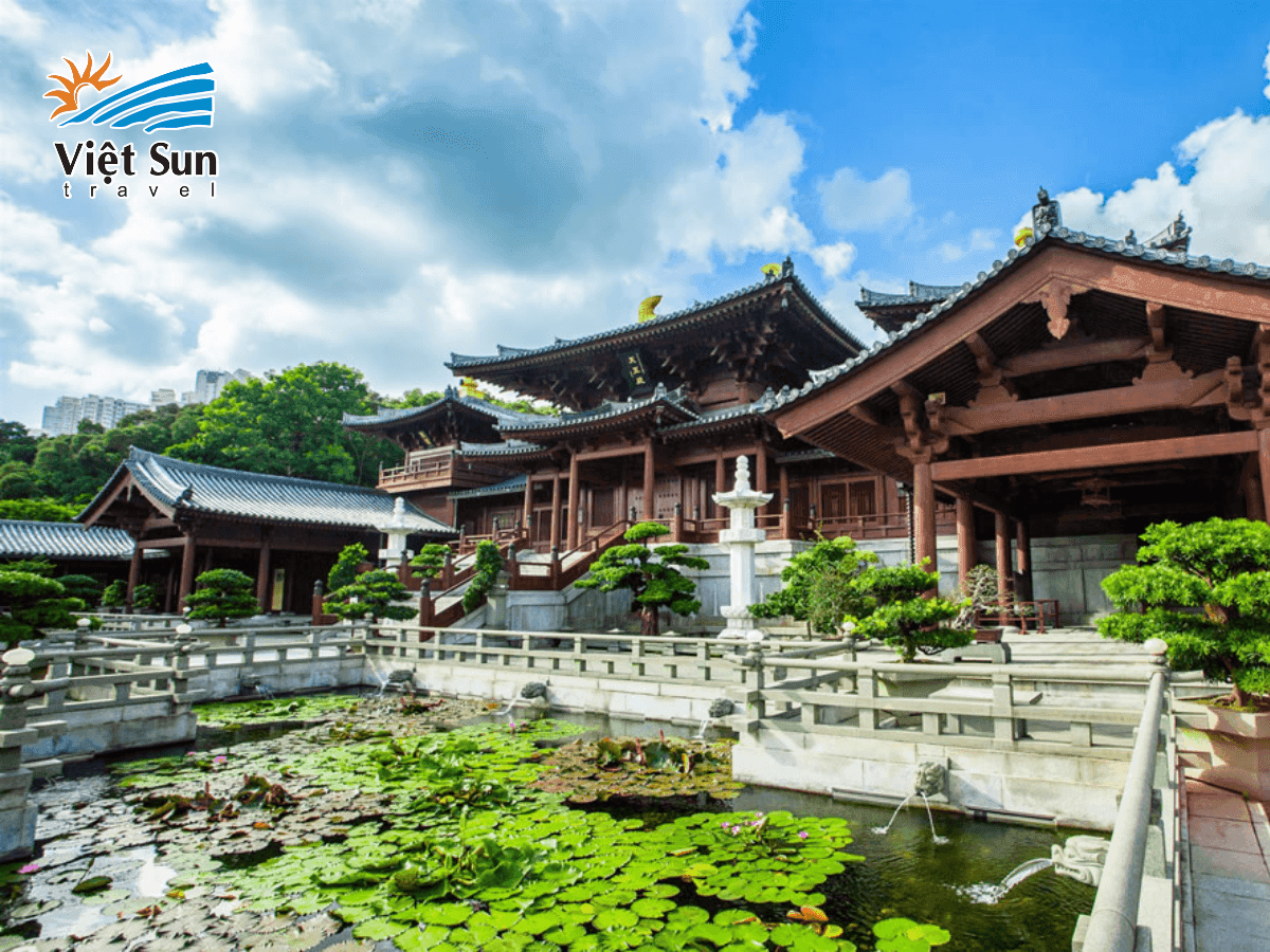 Ngồi thiền giữa vườn sen, tịnh tâm và tận hưởng không gian yên bình tại Thiền viện Chí Liên