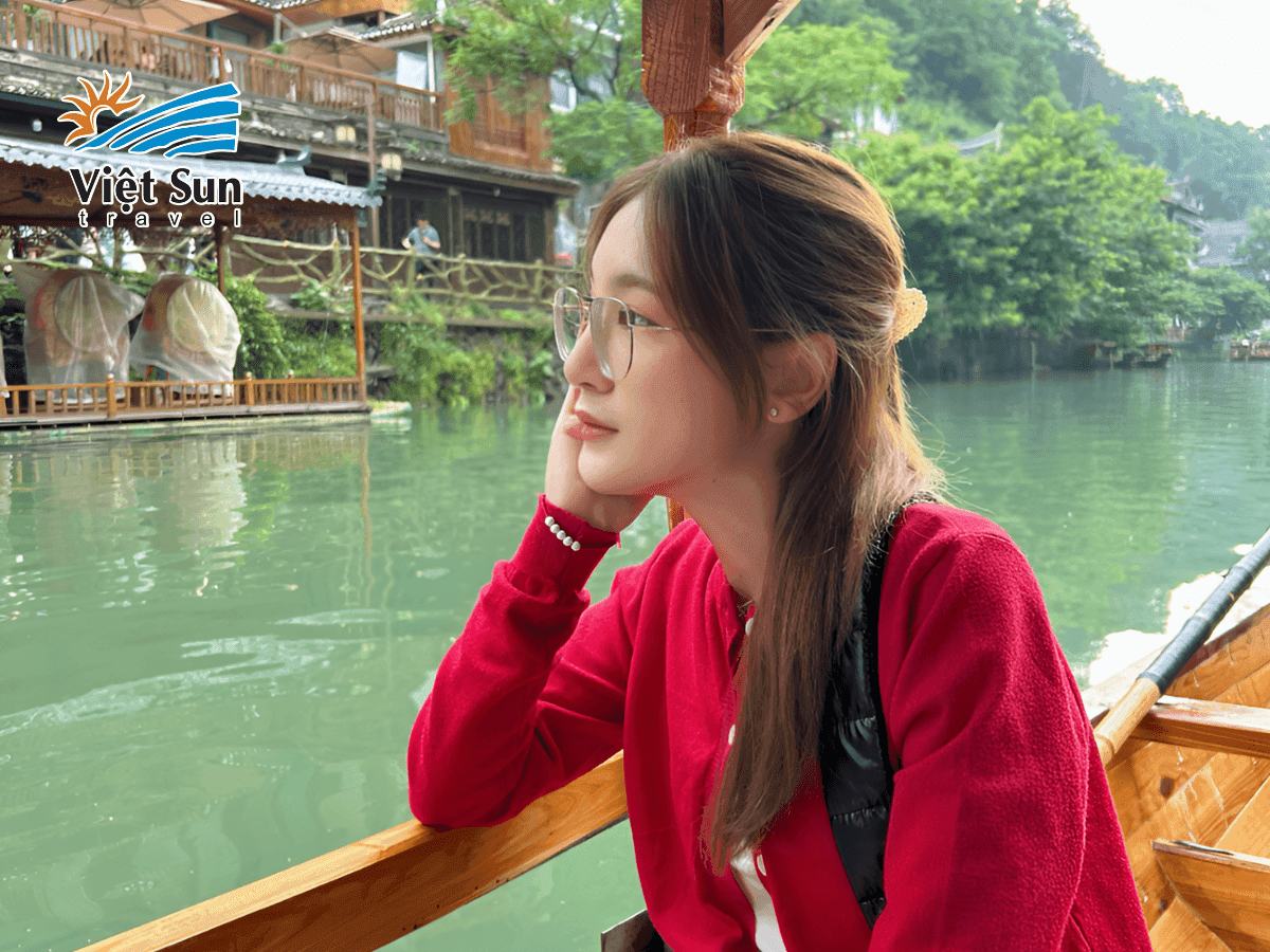 Ngồi thuyền trôi nhẹ qua Đông Môn – khung cảnh yên bình như thơ họa