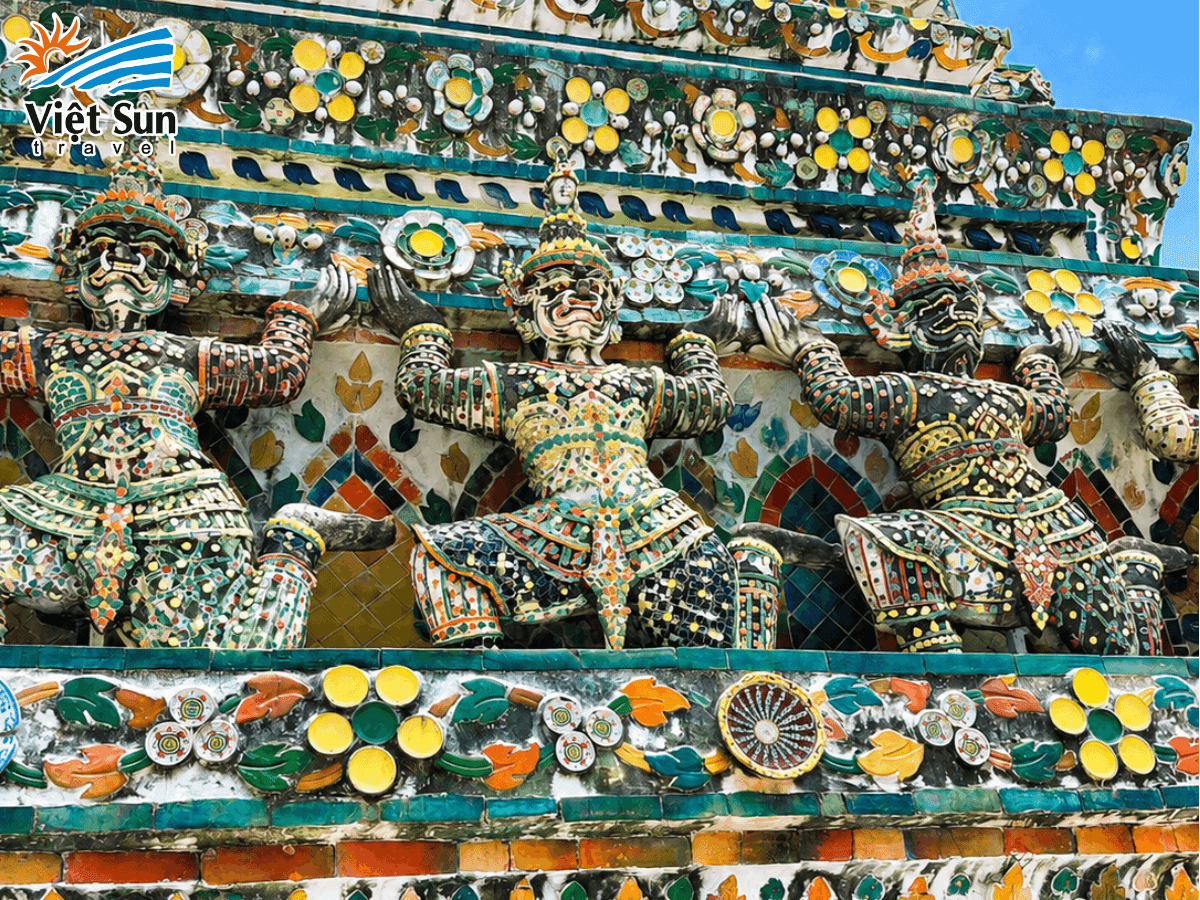 Ngọn prang Wat Arun với kiến trúc trang trí bằng sứ