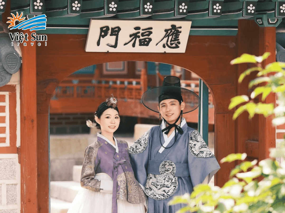 Người Hàn Quốc diện Hanbok dịp lễ truyền thống, thể hiện lòng kính trọng và niềm tự hào văn hóa