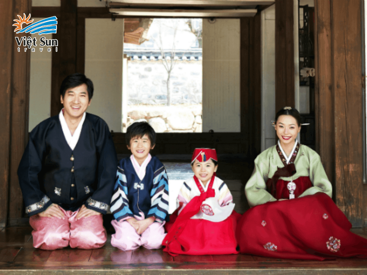 Người dân Hàn Quốc trong trang phục Hanbok truyền thống đón Tết Seollal