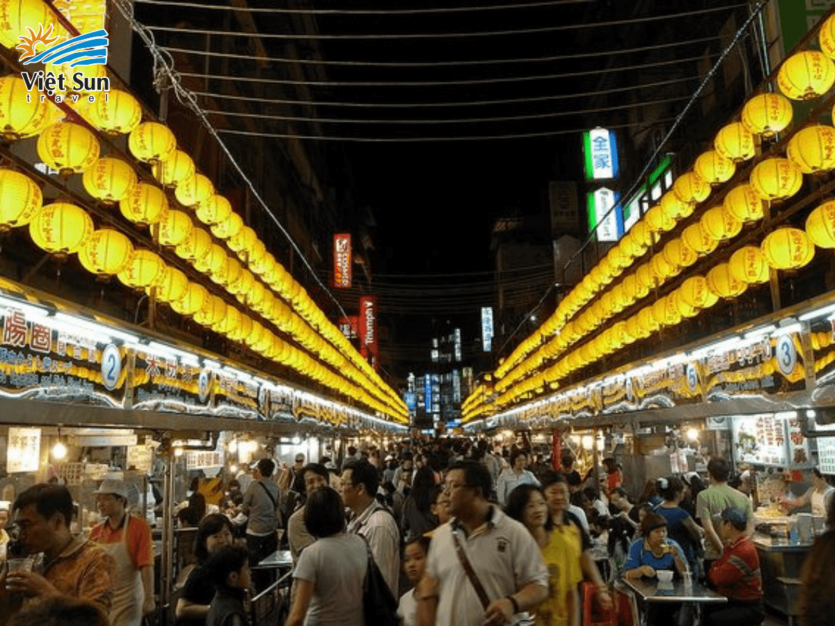 Người dân tấp nập mua sắm tại Keelung Miaokou