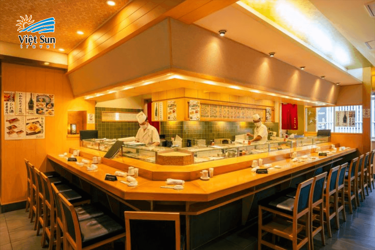 Nhà hàng Akihabara phục vụ đa dạng từ bò chiên xù đến cà ri Nhật.