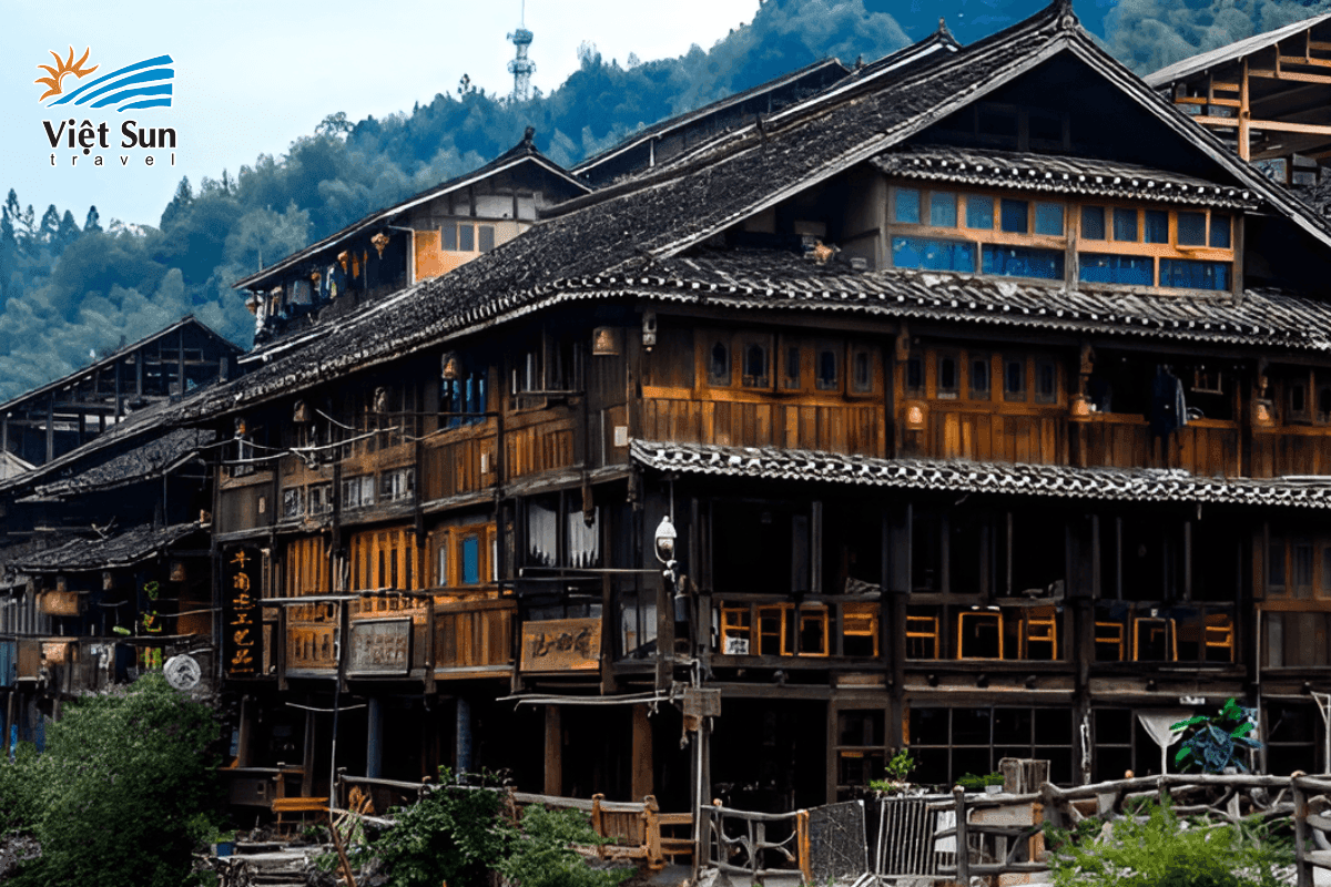 Nhà sàn truyền thống và trang phục dân tộc tại một Miêu trại vùng Tương Tây