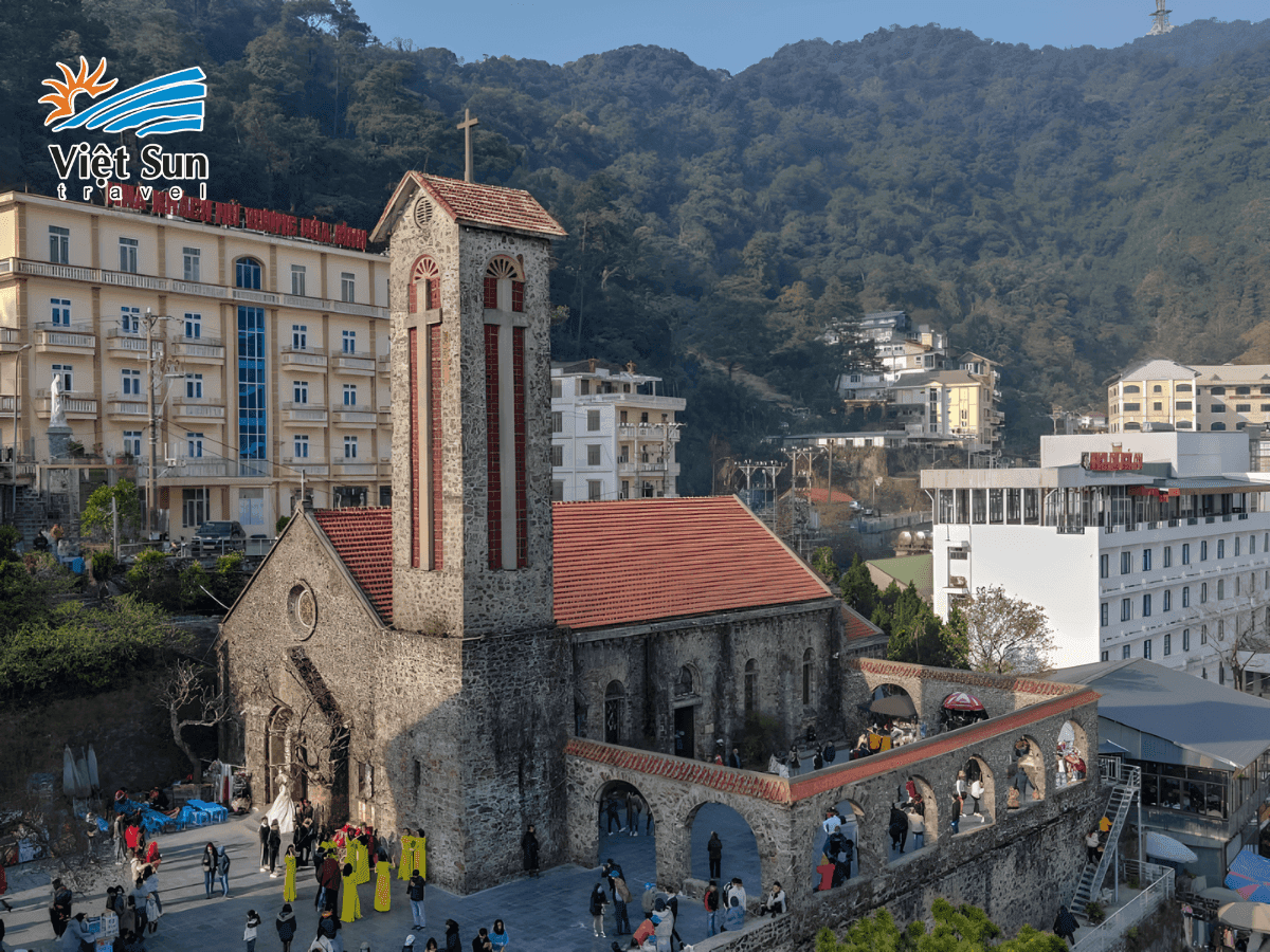 Nhà thờ đá Tam Đảo ẩn hiện trong làn sương mờ đặc trưng