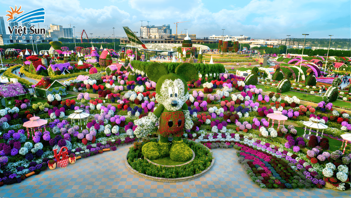 Nhân vật hoạt hình bằng hoa vô cùng độc đáo tại Miracle Garden (Nguồn ảnh_ Sưu tầm) Viet Sun Travel