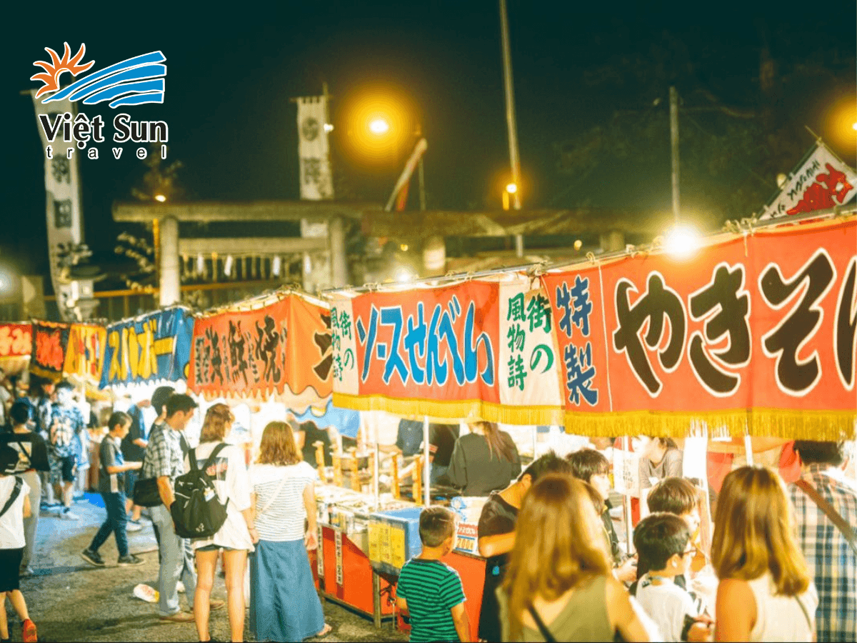 Nhiều du khách ghé thăm các gian hàng ẩm thực truyền thống tại Đài loan