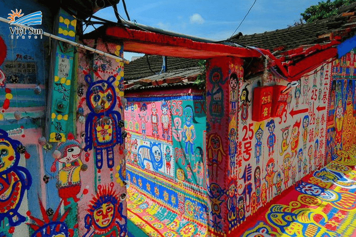 Những bức tường đầy màu sắc – nét vẽ chân thành của một cụ già.