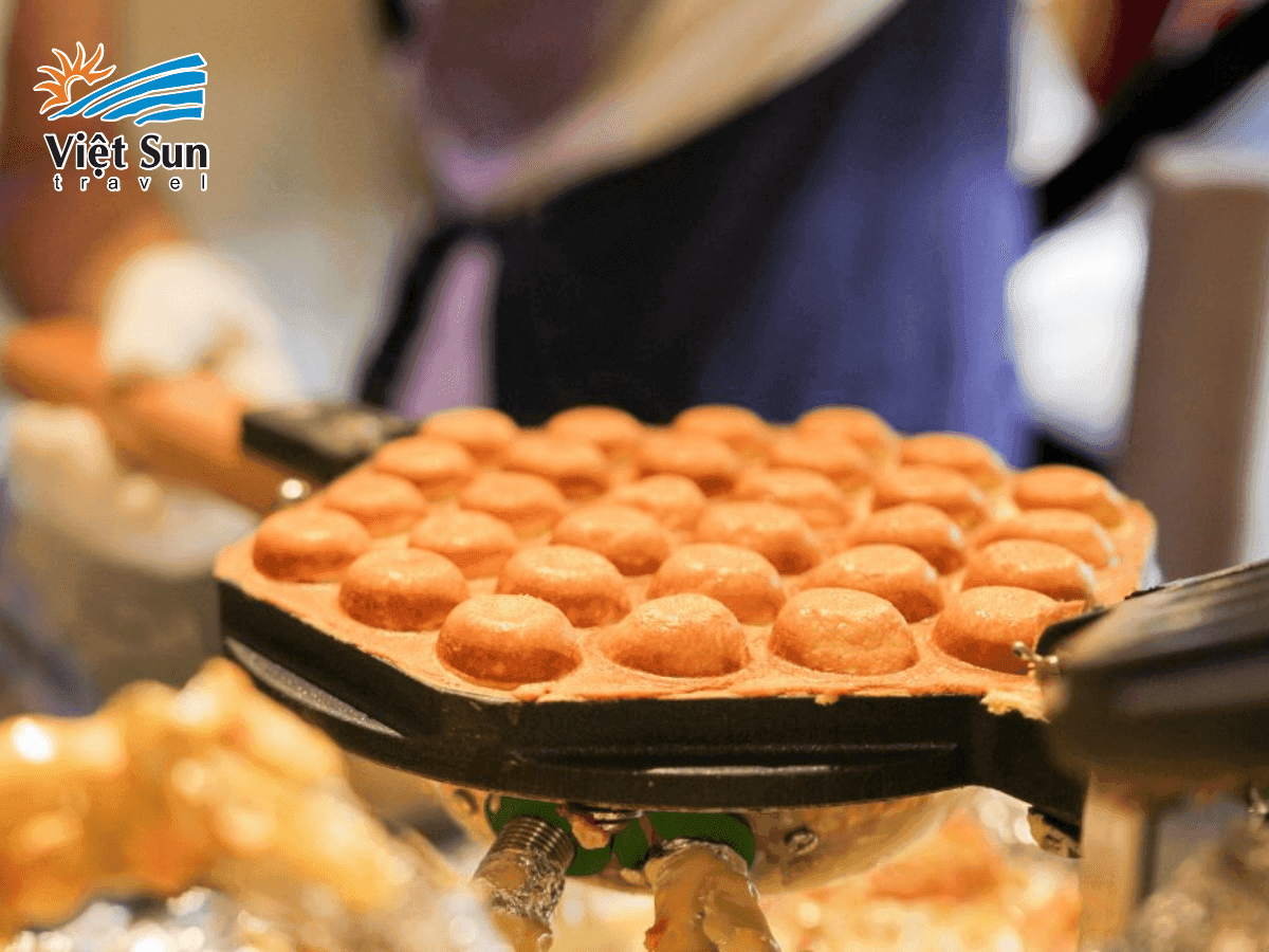 Những chiếc bánh trứng gà non vàng ươm, có hình dạng bong bóng đặc trưng, vừa mới ra lò