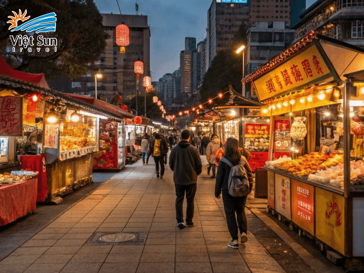 Những gian hàng rực rỡ ánh đèn tại chợ đêm Lục Hợp.