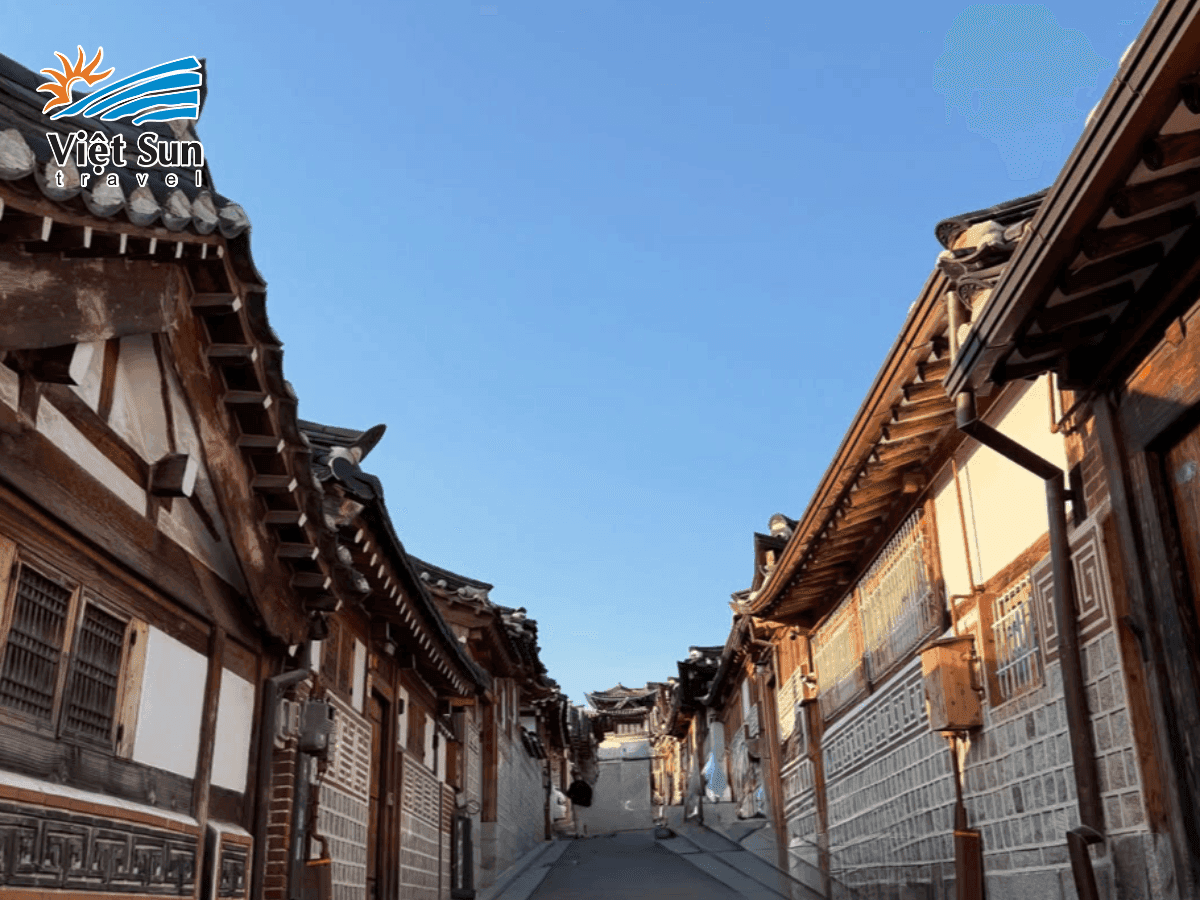 Những ngôi nhà Hanok truyền thống tại làng cổ Bukchon yên bình giữa lòng Seoul