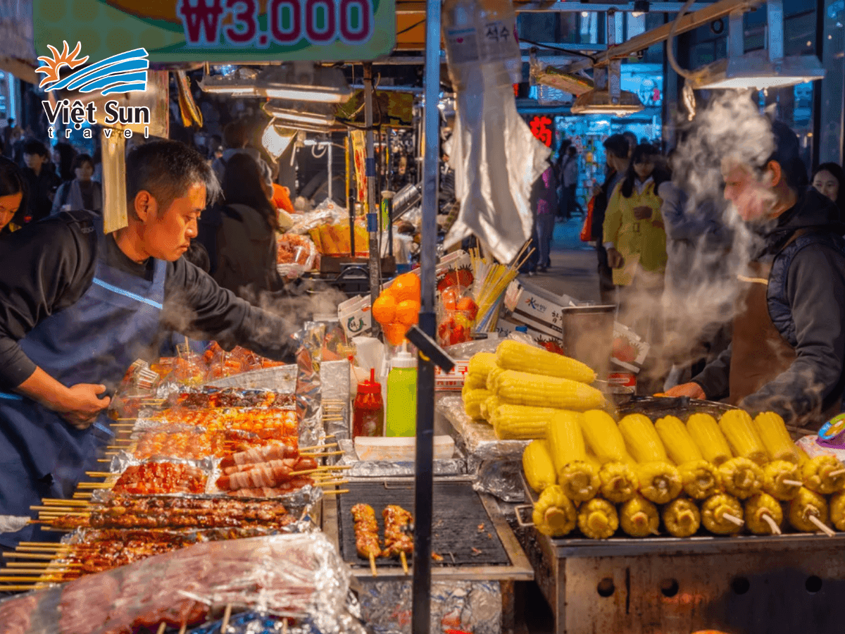Chợ Myeongdong – điểm đến lý tưởng để mua sắm và thưởng thức ẩm thực vào tour mùa đông Hàn Quốc