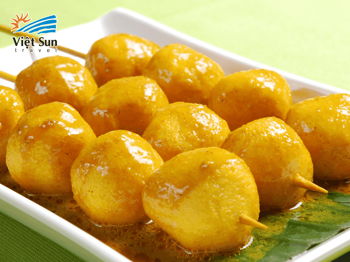 Những xiên cà ri cá viên vàng cam đậm đà trong nước sốt cà ri, sẵn sàng để thưởng thức