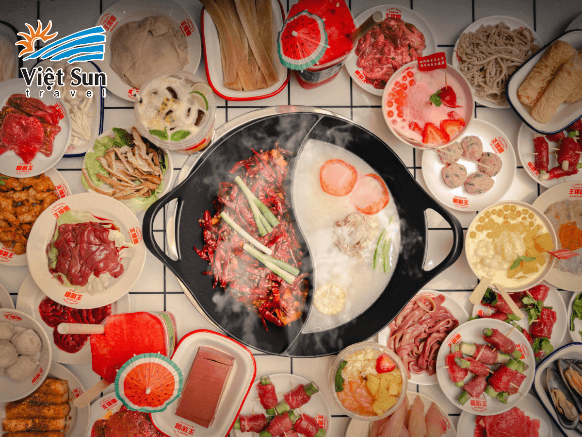 Nồi lẩu nghi ngút khói với đầy đủ topping bò viên, nấm, rau