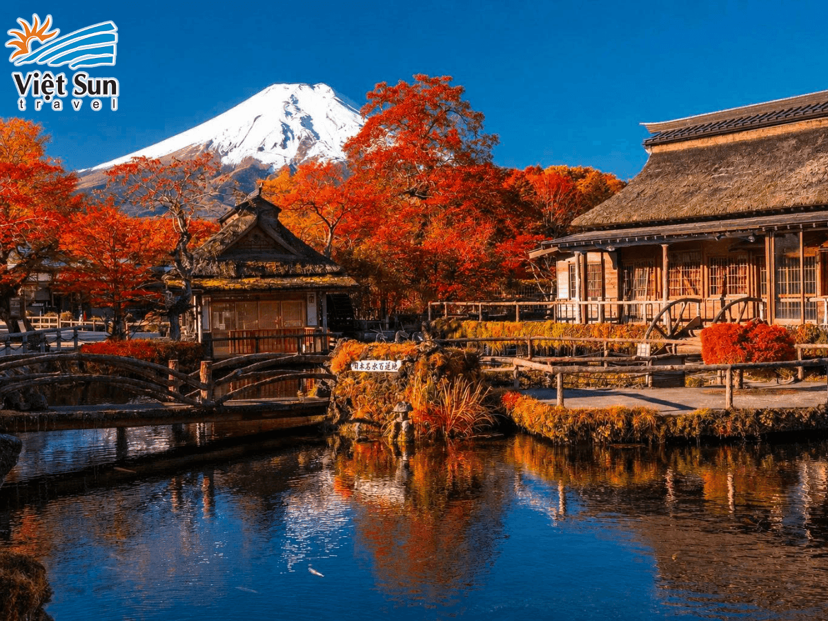 Oshino Hakkai với những ngôi nhà truyền thống và núi Phú Sĩ phía xa.png