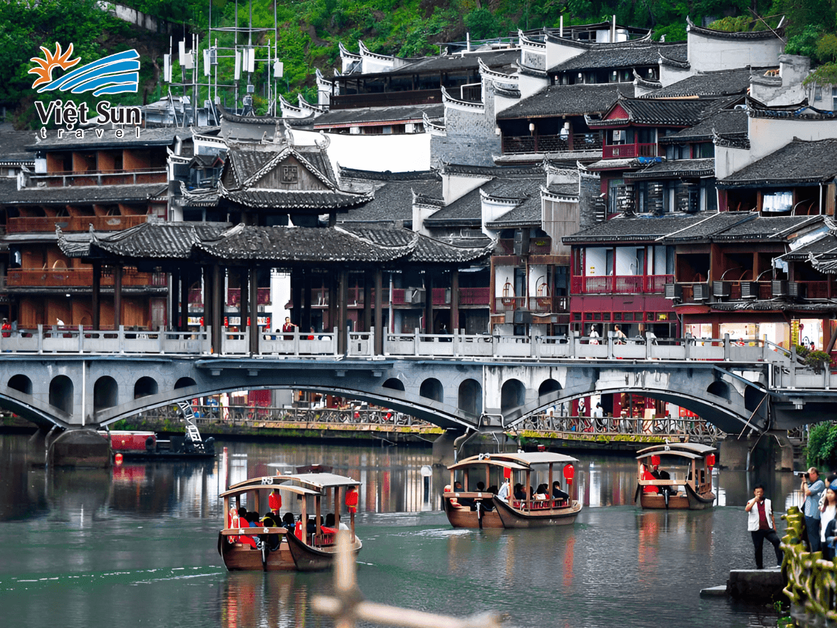 Phố cổ Phượng Hoàng – nơi hội tụ văn hóa và ẩm thực truyền thống độc đáo bên dòng Đà Giang