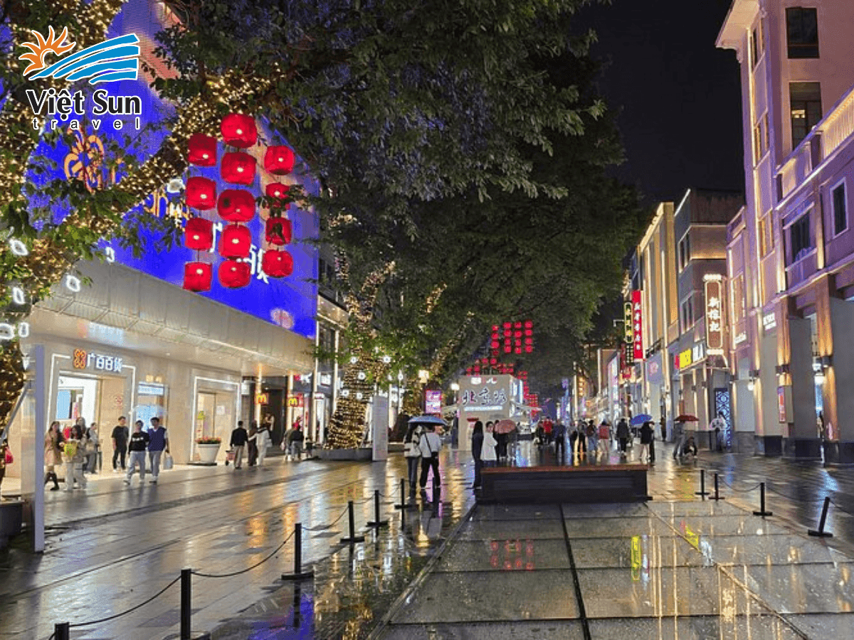 Phố đi bộ Bắc Kinh Lộ rực rỡ ánh đèn vào ban đêm, thu hút đông đảo du khách