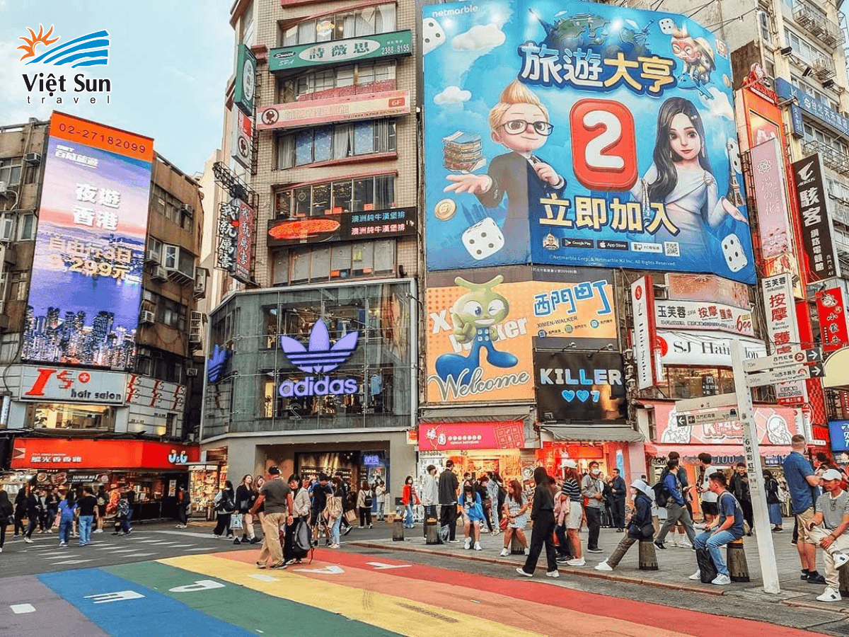 Phố đi bộ Ximending rực rỡ ánh đèn và bảng hiệu neon