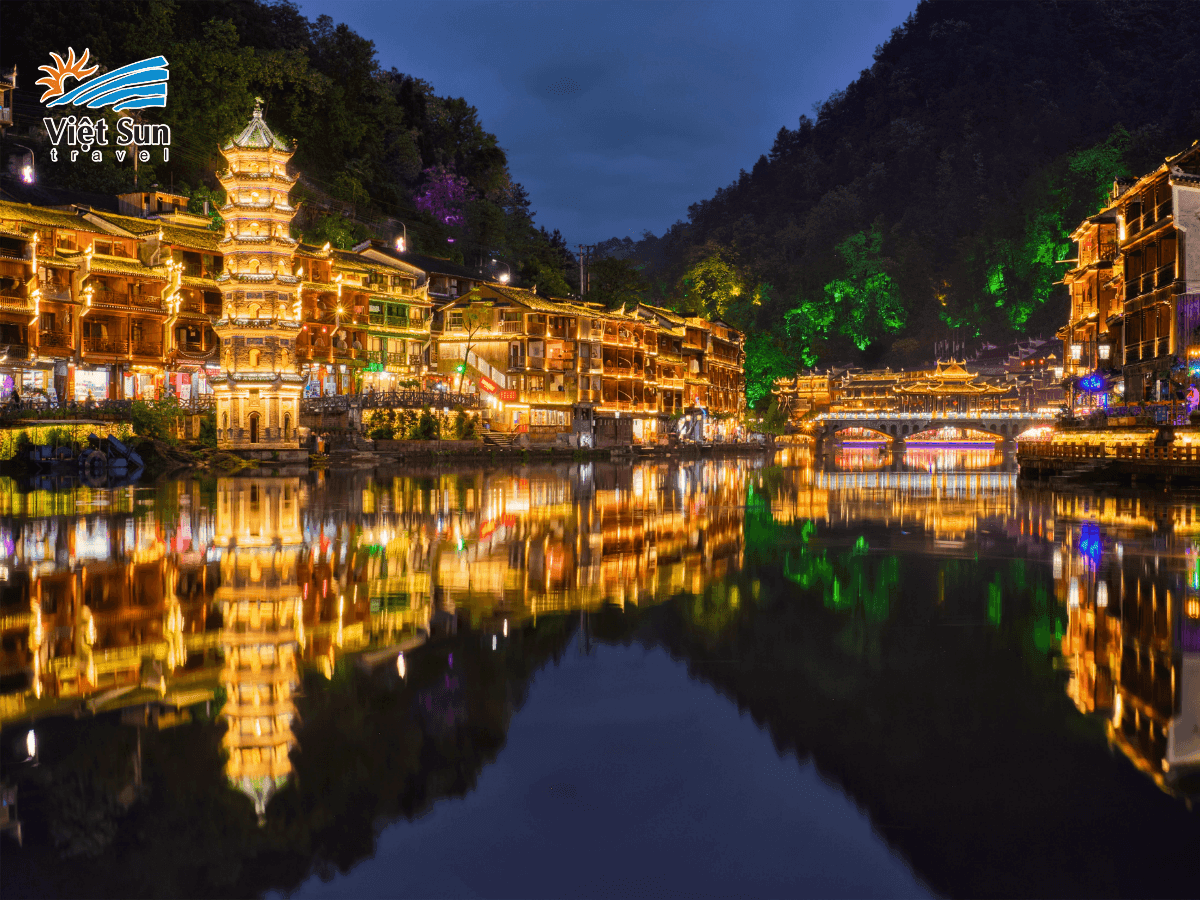 Phượng Hoàng Cổ Trấn về đêm lung linh ánh đèn