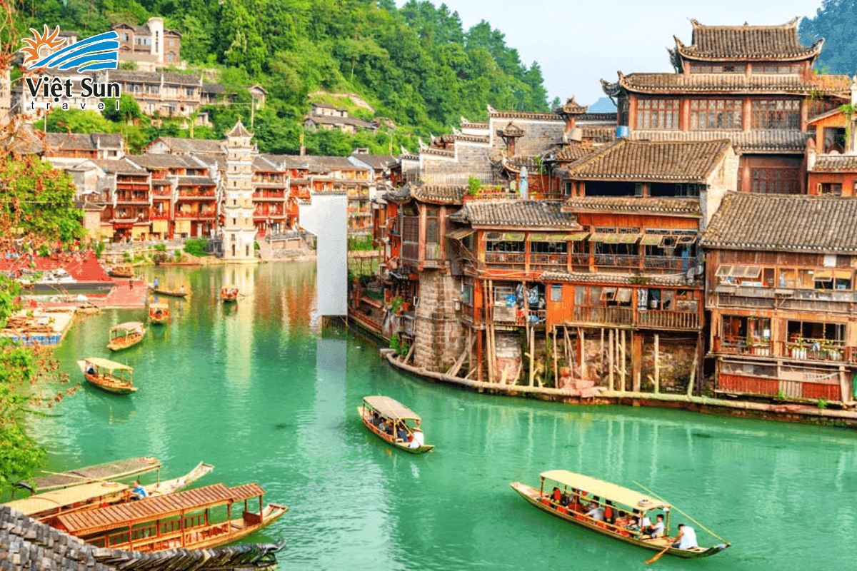 Phượng Hoàng cổ trấn, khung cảnh yên bình như bước ra từ tranh thủy mặc