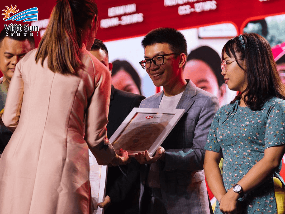 Qùa tặng tri ân nhân viên có thành tích xuất sắc