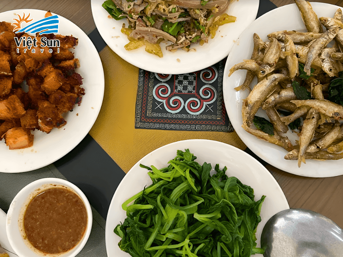 Quán Cơm Nhà Sàn, mâm cơm dân dã đậm hương vị ẩm thực vùng cao Hà Giang