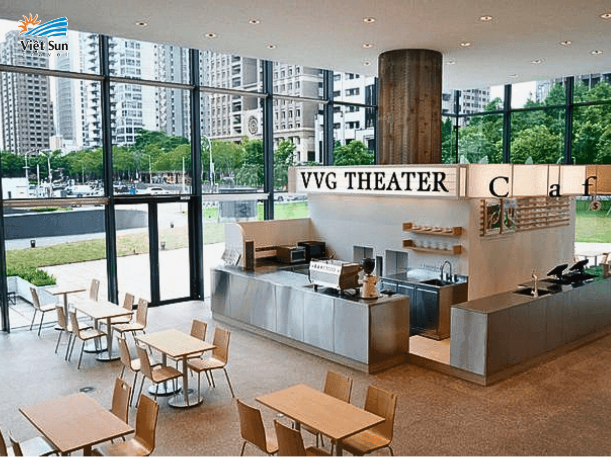 Quán cà phê trong nhà hát – điểm dừng chân chất nghệ.