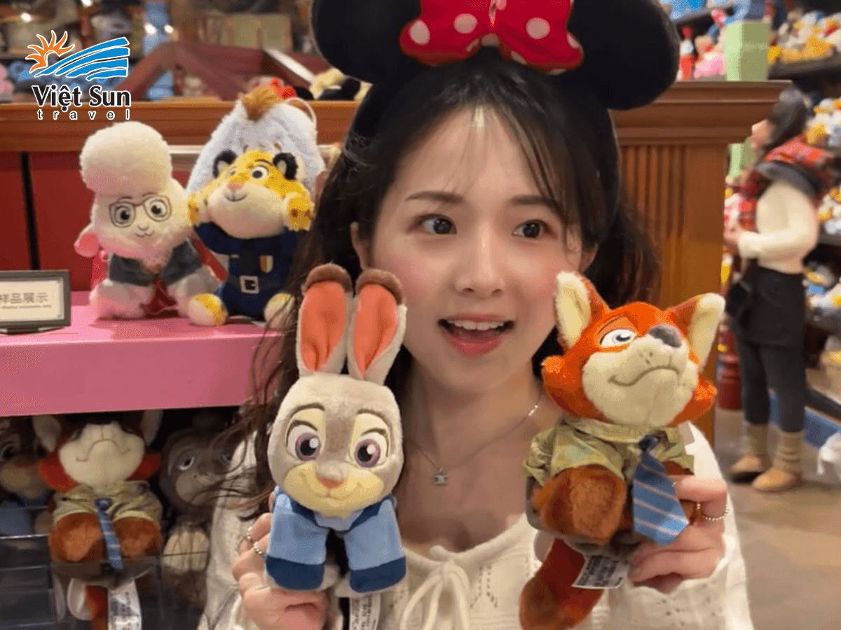 Quầy bán đồ lưu niệm Disney đa dạng tại công viên