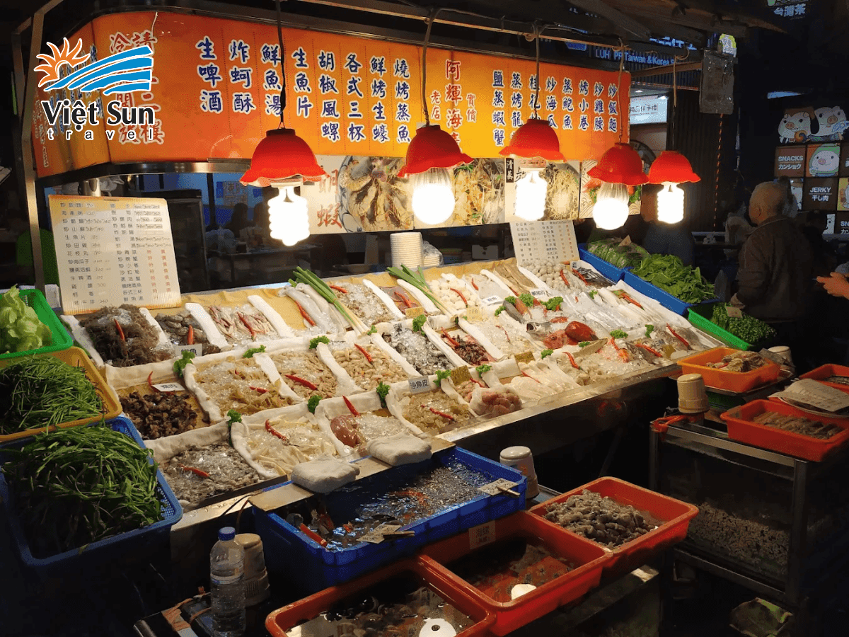 Quầy hải sản nướng hấp dẫn tại chợ đêm Lục Hợp.